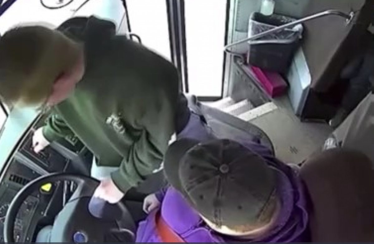 Şoförü bayılan okul otobüsünü durdurup faciayı önledi