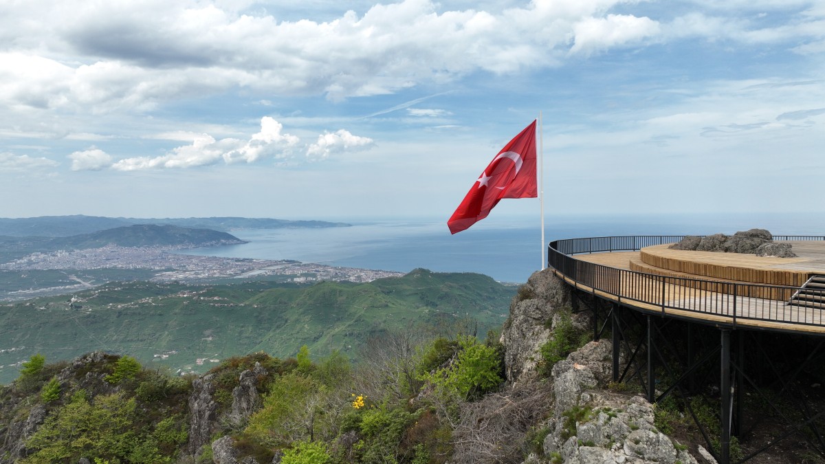 Türk bayrağı Yoroz’a yakıştı. Zirvesinden Ordu ve Giresun izlenebiliyor   