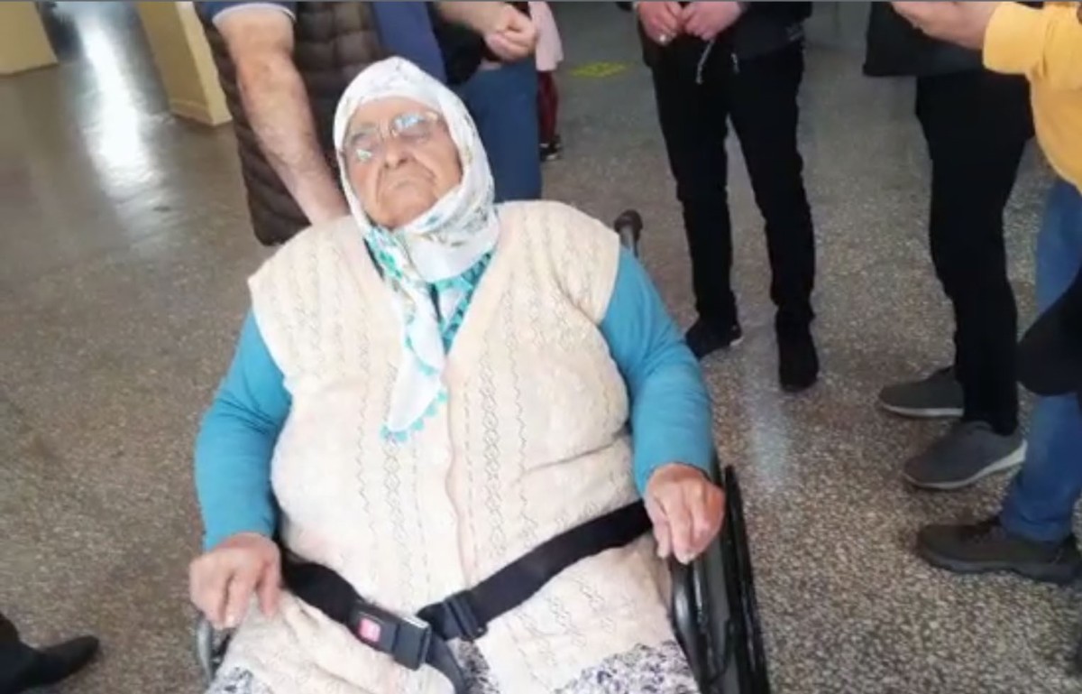 Oy kullanmaya tekerlekli sandalye ile taşındı  