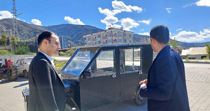 Emniyette görevli bekçi, güneş enerjisiyle çalışan araç tasarladı