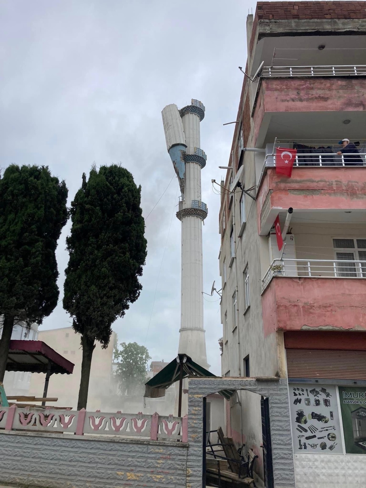 Kontrollü minare yıkımı ilçeyi elektriksiz bıraktı   