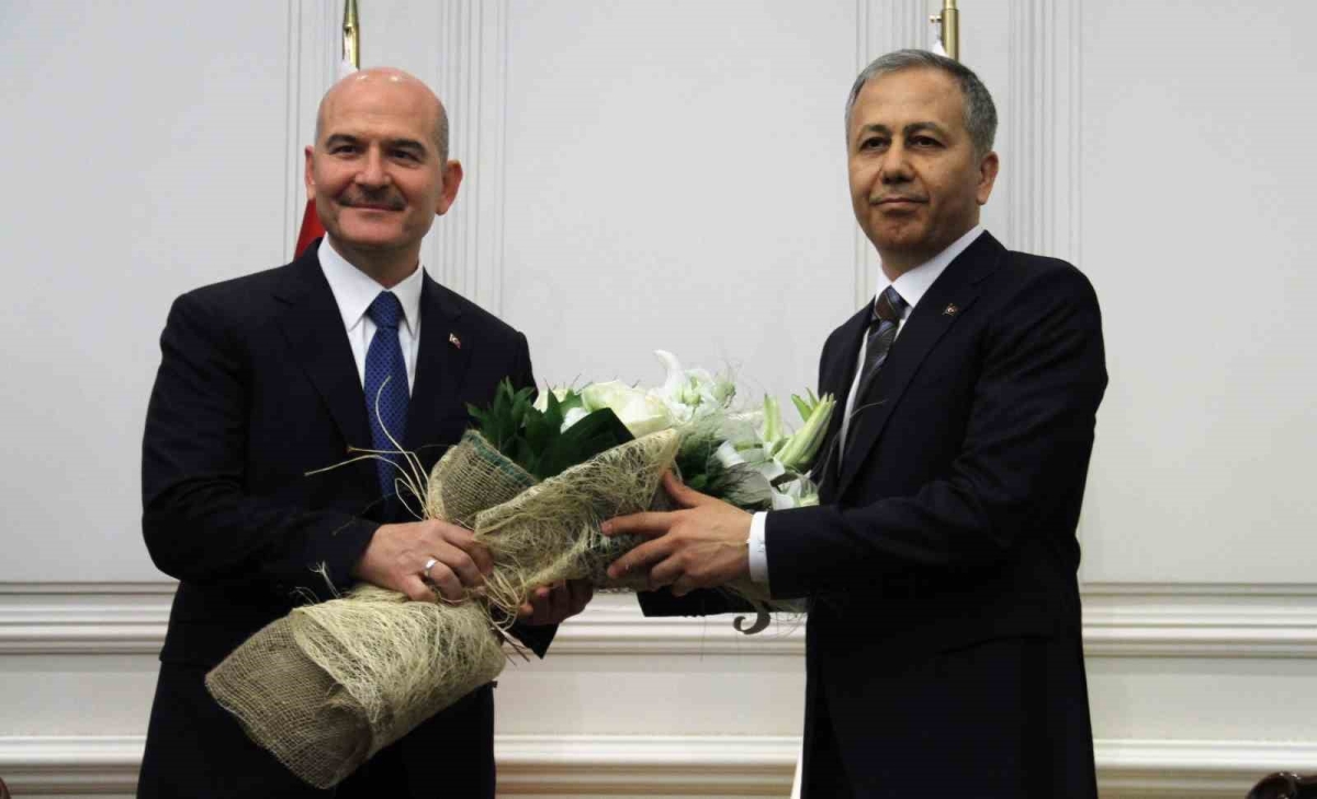 İçişleri Bakanlığında devir teslim töreni: Yeni Bakan Yerlikaya, görevi Soylu’dan devraldı
