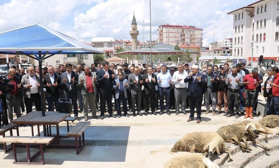 Yağışlara sevinen çiftçiler şükür kurbanı kesti
