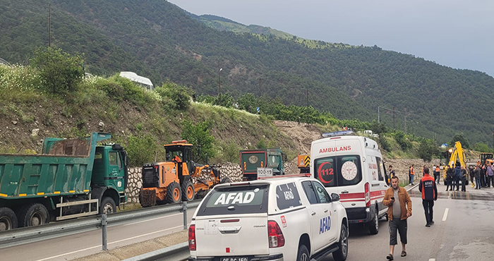 Sağanak Yağışla oluşan Heyelan Amasya Erzincan Karayolunu kapattı