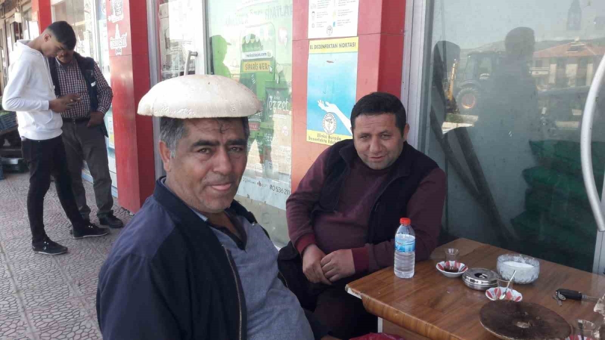 Mantarın büyüklüğüne şaşırdı, şapka gibi kafasına geçirdi
