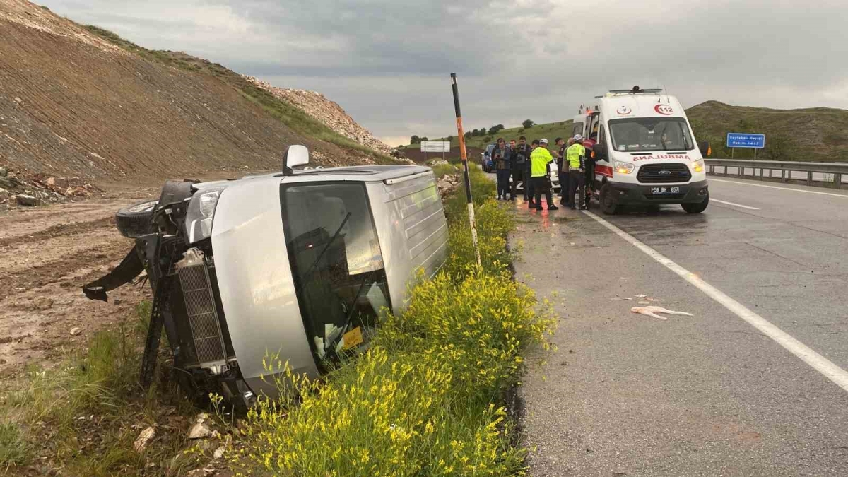 Sivas’ta minibüs yan yattı: 4 yaralı
