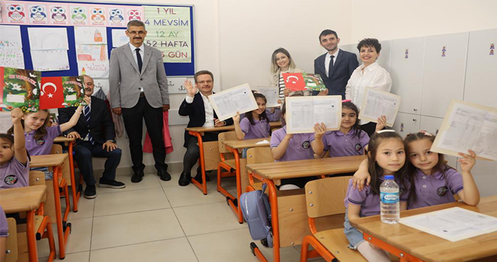 Vali Enver Ünlü, Öğrencilerin Karne sevincine ortak oldu