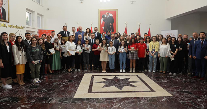 Vali Ünlü, TÜBİTAK Projelerinde Giresun’u temsil eden Öğrenci ve Öğretmenlere ödüllerini verdi 