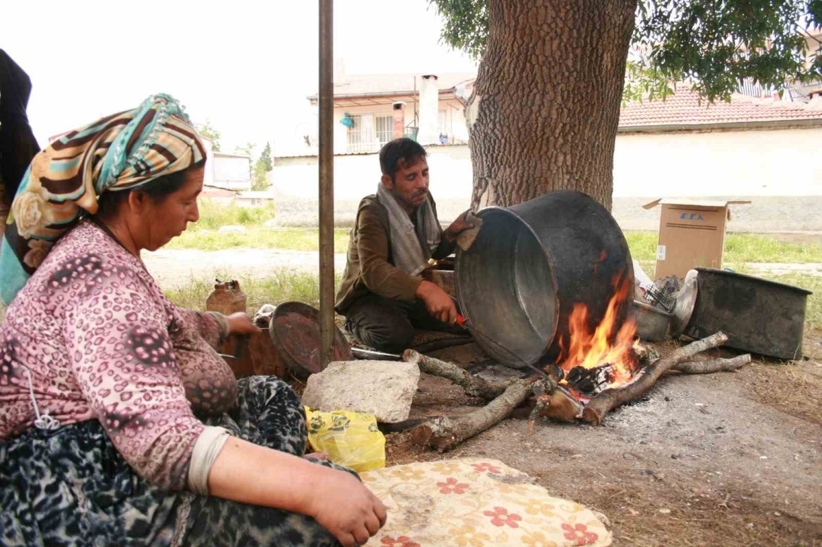 Babasından öğrendiği kalaycılık mesleğini köy köy gezerek yaşatıyor

