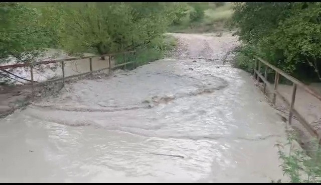 Sağanak  yağmur tarım arazilerini sular altında bıraktı
