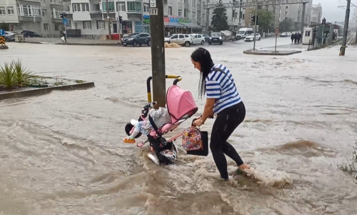 Sağanak yağış Samsun’u esir aldı
