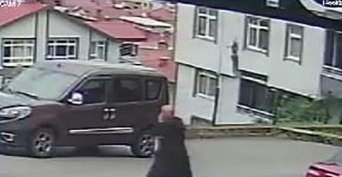 Cam silerken 5. kattan düşerek ağır yaralandı
