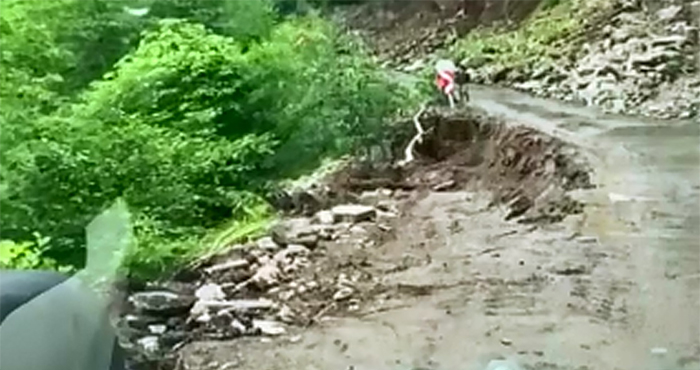 Heyelan nedeniyle yolun çökme anı kameralara yansıdı
