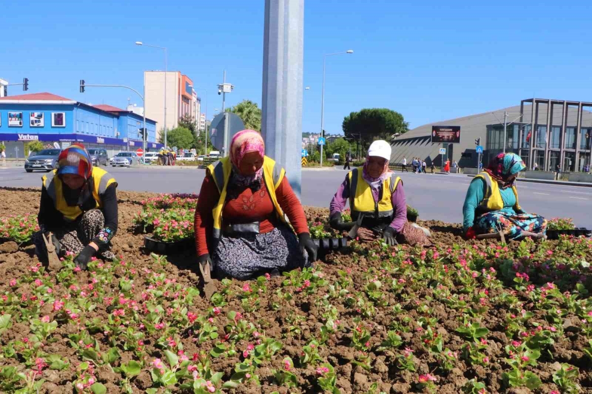 Kadınların ekmek mücadelesi: Şehri onlar süslüyor
