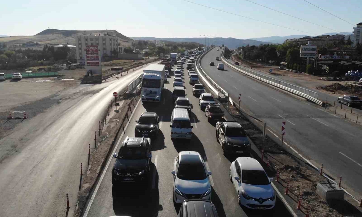 Bayram trafiği sürüyor: 43 ilin geçiş güzergahı havadan görüntülendi
