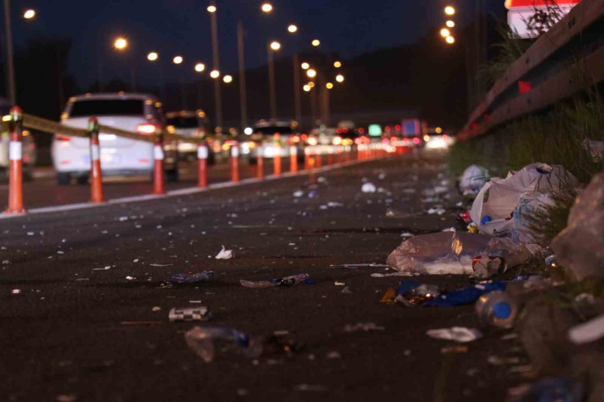 Yola çıkan tatilcilerin yoğunluğu azaldı, çöpleri yollarda kaldı

