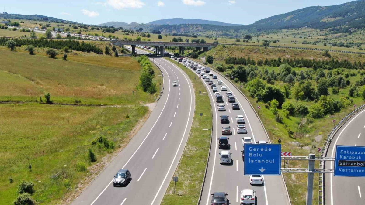 Bayram tatili dönüşünde araç kuyruğu 70 kilometreye ulaştı

