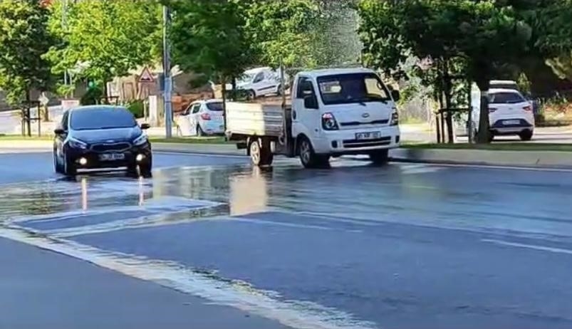 Su borusu patladı, krizi fırsata çeviren sürücüler arabalarını yıkadı
