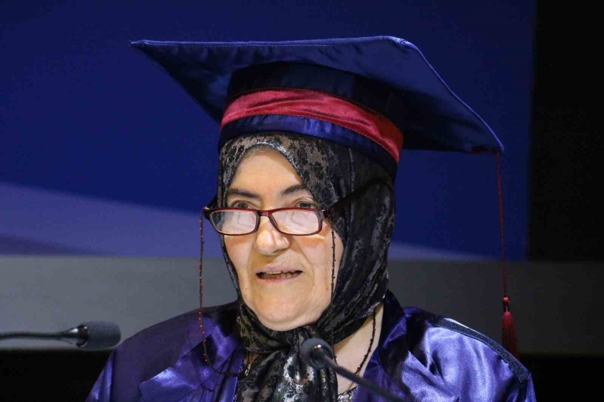 66 yaşındaki üniversiteli, mezuniyet sevincini torunlarıyla birlikte yaşadı
