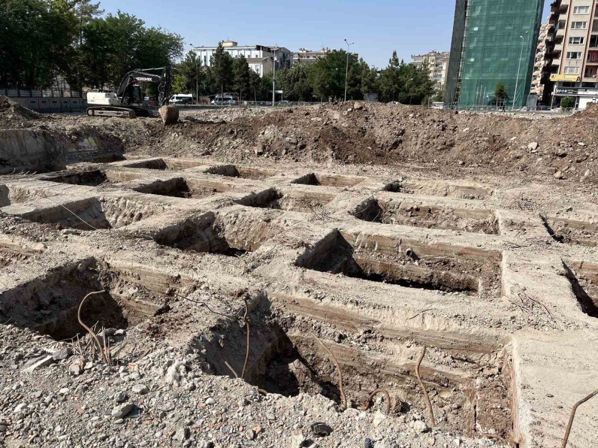 89 kişinin hayatını kaybettiği Galeria Sitesi’nin zemin blokları gözüktü
