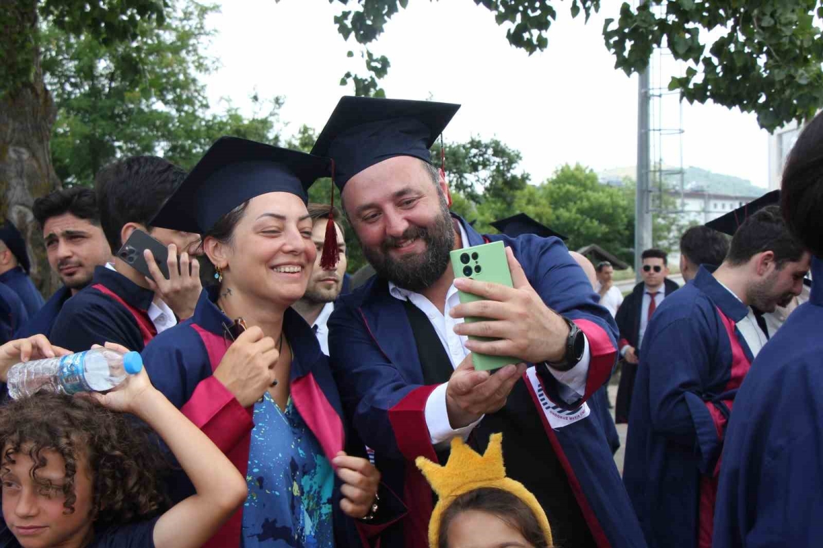 Törene Oğlu ve kızıyla gelen abla-kardeş aynı fakülteden birlikte mezun oldu
