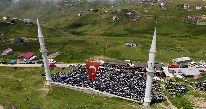 Kadırga Yaylasında üstü açık camide 562 yıldır Cuma namazı kılınıyor   