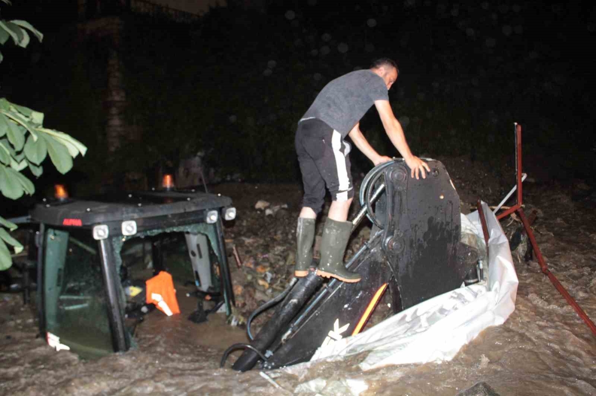 İş makinesi ve araçlar toprak altına kaldı
