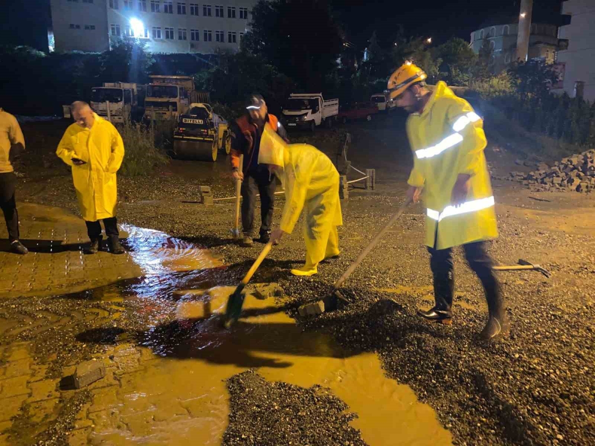 Sağanak yağış sonrası ev ve işyerlerini su bastı
