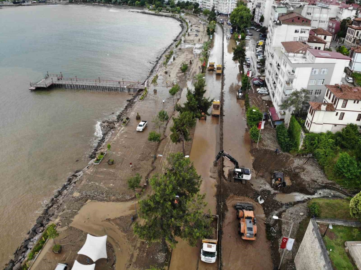 Sel ve heyelan sonrası kapanan sahil yolu havadan görüntülendi
