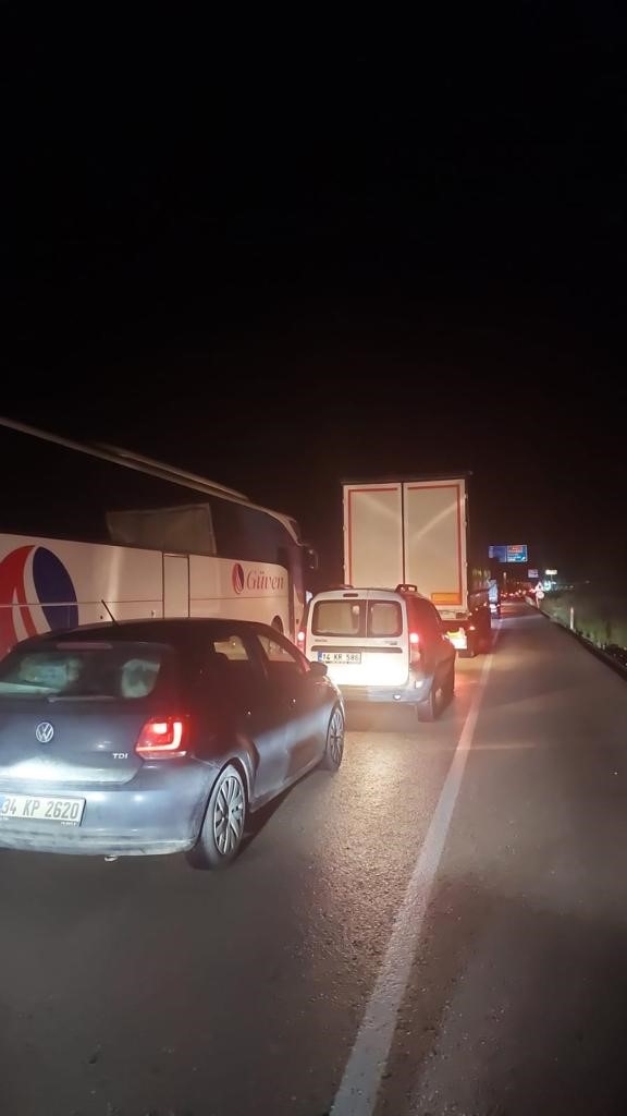 Heyelan sebebiyle TEM Otoyolu Ankara-İstanbul yolu trafiğe kapandı
