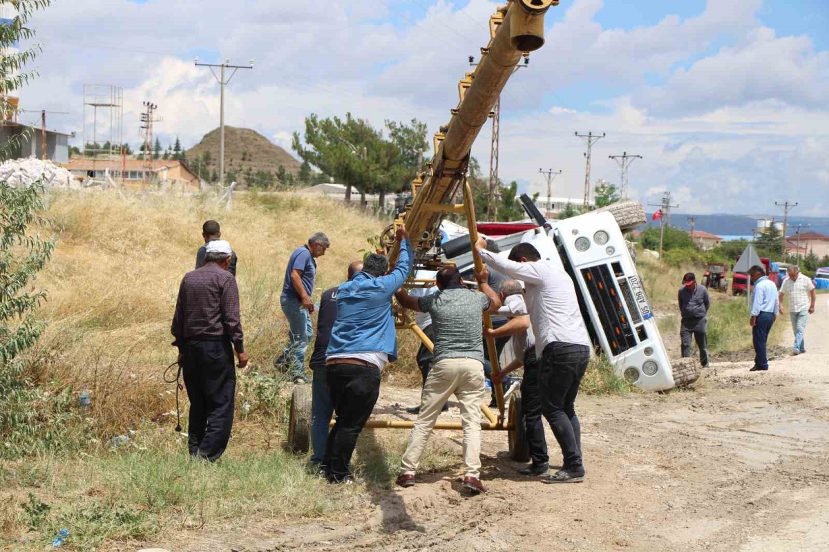 Yola dökülen bir tır dolusu arpayı topladılar
