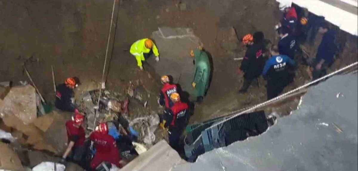 Yağlıdere ilçesinde Yağış nedeniyle göçük altında kalan işçi için kurtarma çalışması sürüyor
