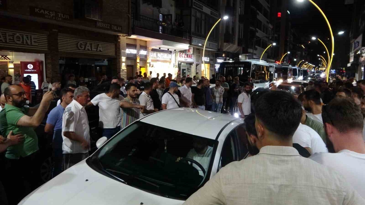 Rize’de başkanları gözaltına alınan minibüsçüler eylem yaptı
