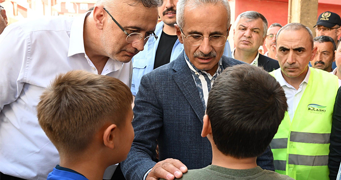 Bisikletleri sel sularına kapılan çocuklara sürpriz 
