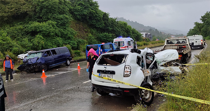Giresun’da otomobil minibüsle çarpıştı 1 ölü, 10 yaralı   