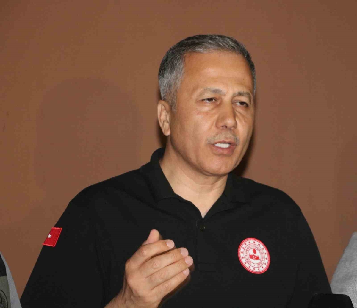 Bakan Yerlikaya: “Yanan 7 evimiz var, dört araçta da hasar var”
