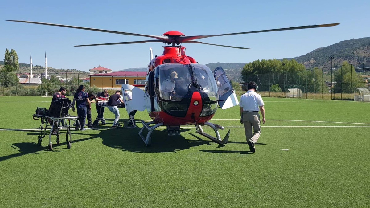 Hayat kurtaran ambulans helikopter Alucra'dan havalandı   