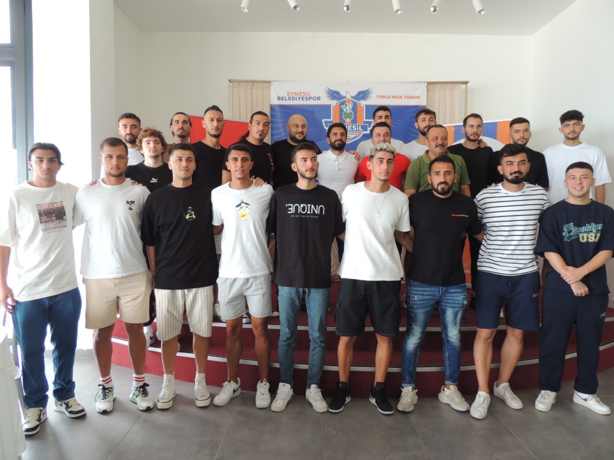 Eynesil Belediyespor’da 13 futbolcu ve teknik heyetle imzalar atıldı   