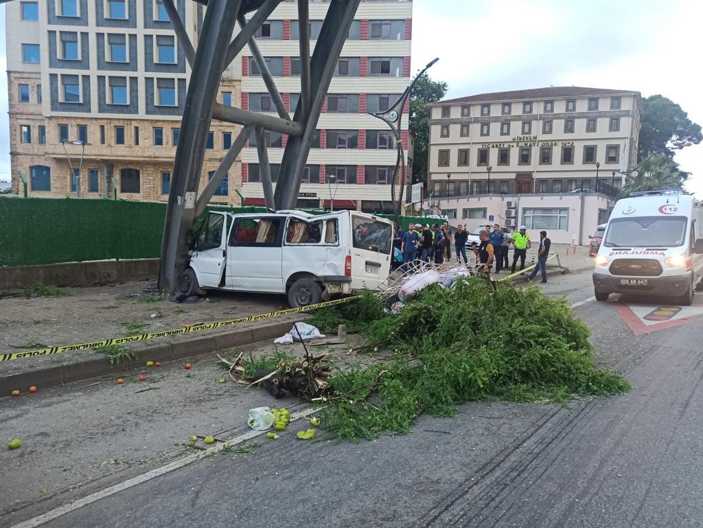 Mevsimlik fındık işçilerini taşıyan minibüs kaza yaptı: 1 ölü, 13 yaralı   