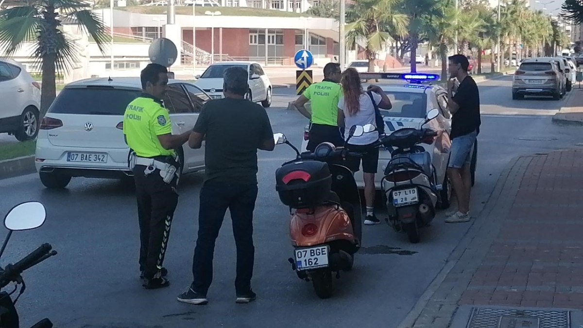 Kasksız motosiklet sürücüleri ceza kesilince kasklarını takıp gittiler
