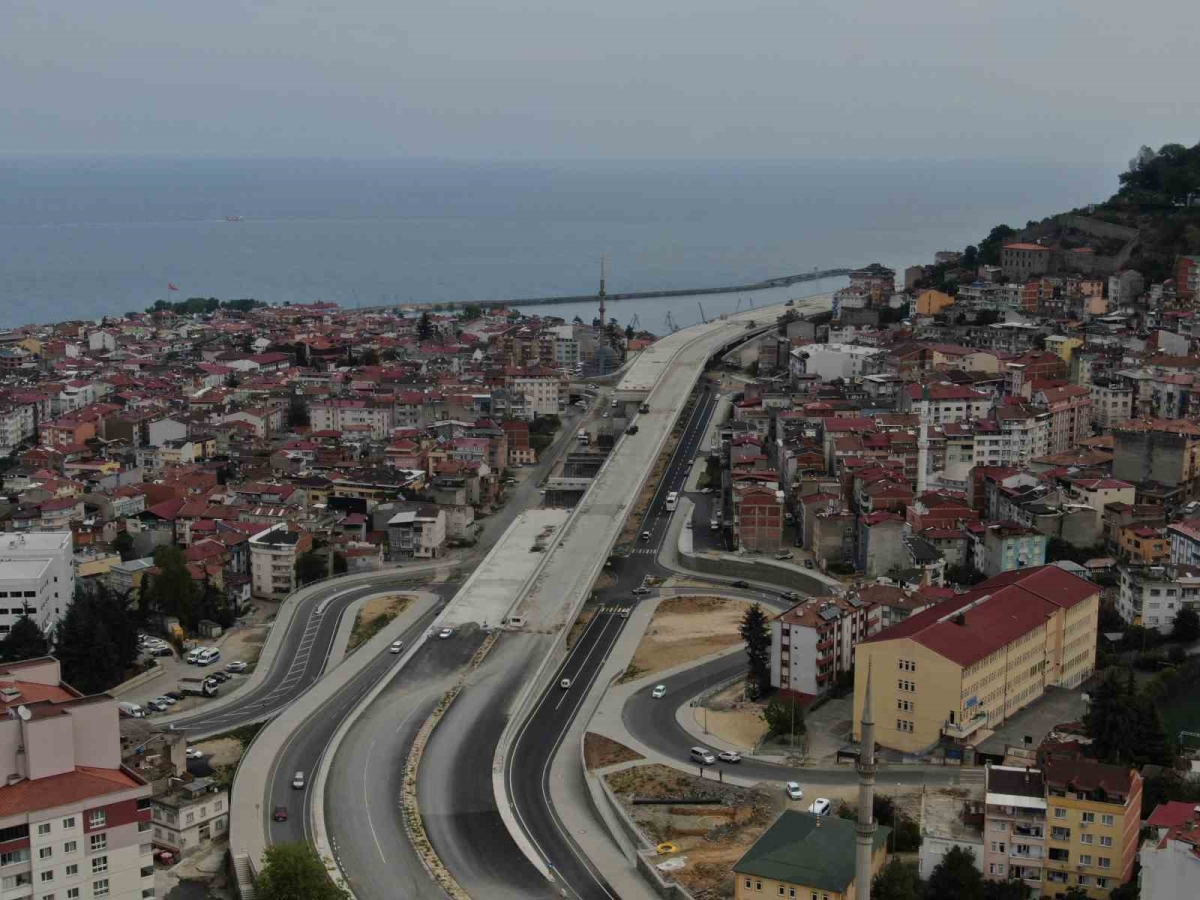 Türkiye’nin en maliyetli şehir içi yollarından Kanuni Bulvarı son şeklini almaya başladı
