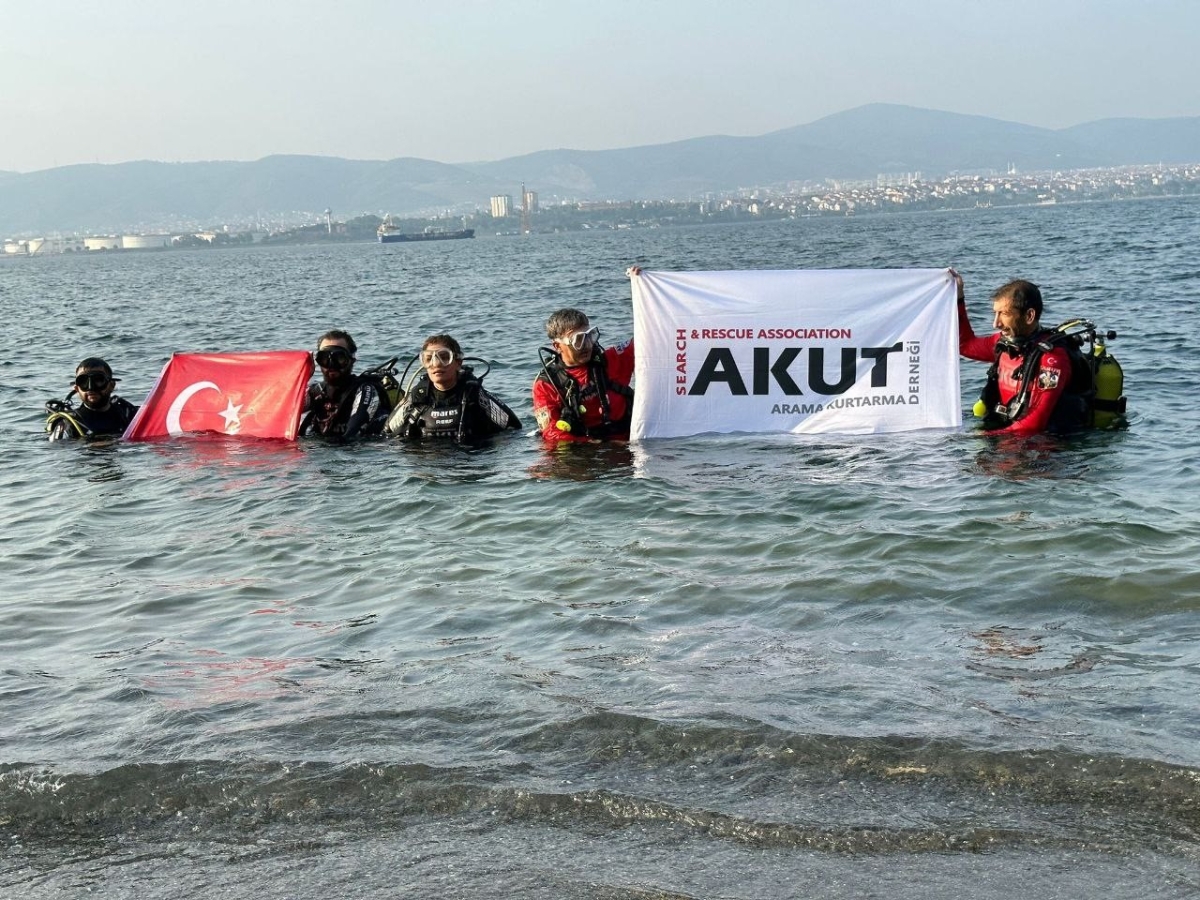 Marmara depreminin 24. yıl dönümünde batık şehre dalarak bayrak açtılar
