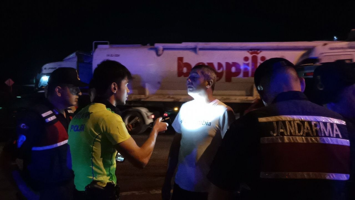 Kaza yaptı, olay yerinden kaçıp geri geldi: 2 yaralı
