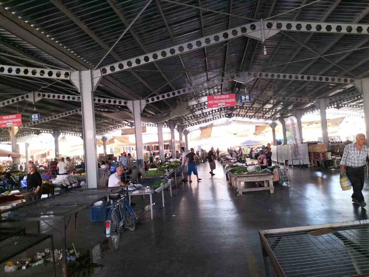 Sıcaklardan semt pazarı da etkilendi, pazar tezgahları boş kaldı
