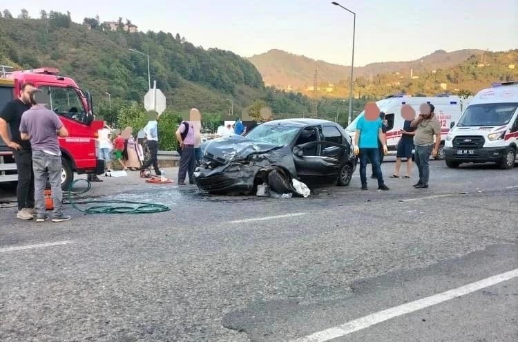 Giresun’da minibüs ile otomobil kafa kafaya çarpıştı: 1 ölü, 2 yaralı
