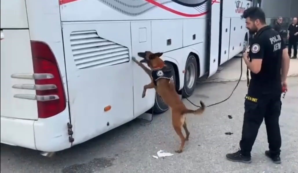 TEM’de durdurulan yolcu otobüsünden 76 kilo eroin çıktı
