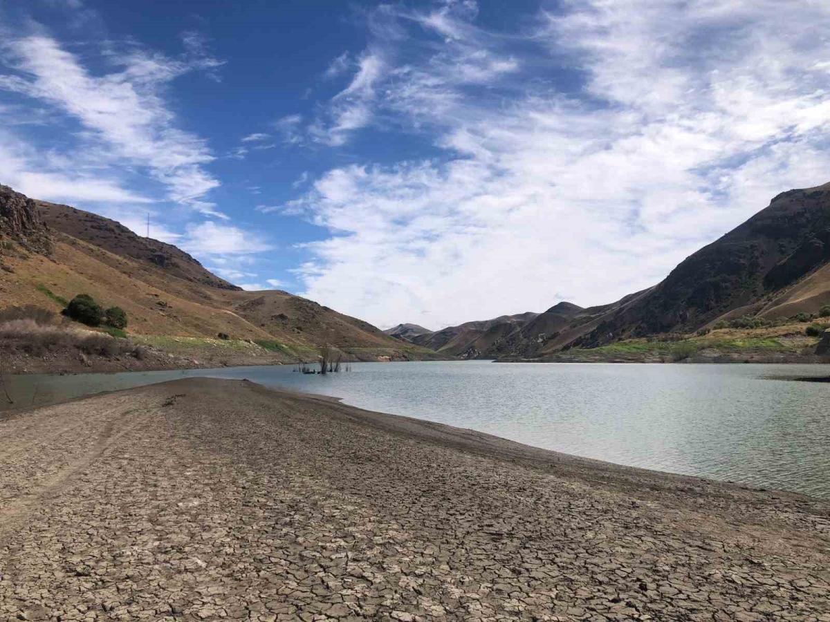 Kars’ta baraj suyu 20 metre çekildi
