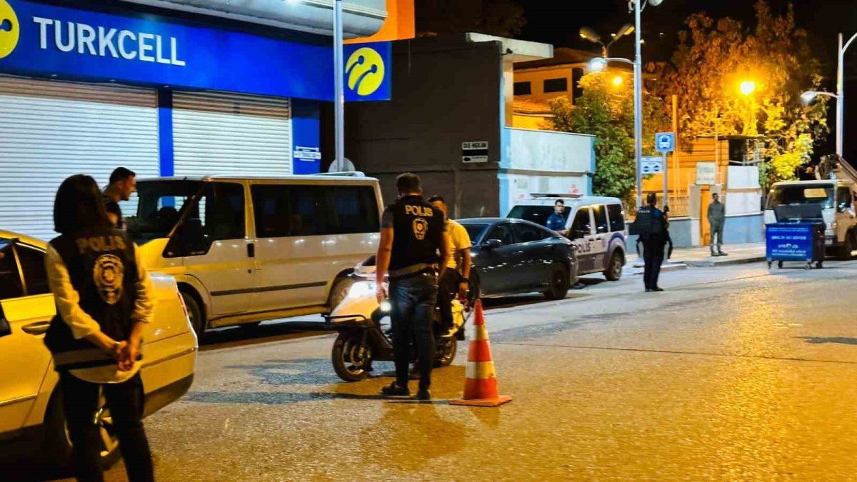 Polisten gece yarısı asayiş uygulaması
