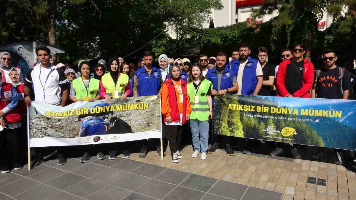 Gençler bir araya geldi, çevreyi temizledi
