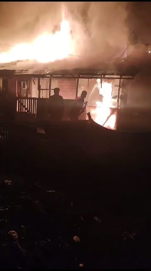 Tek katlı ev alev alev yandı
